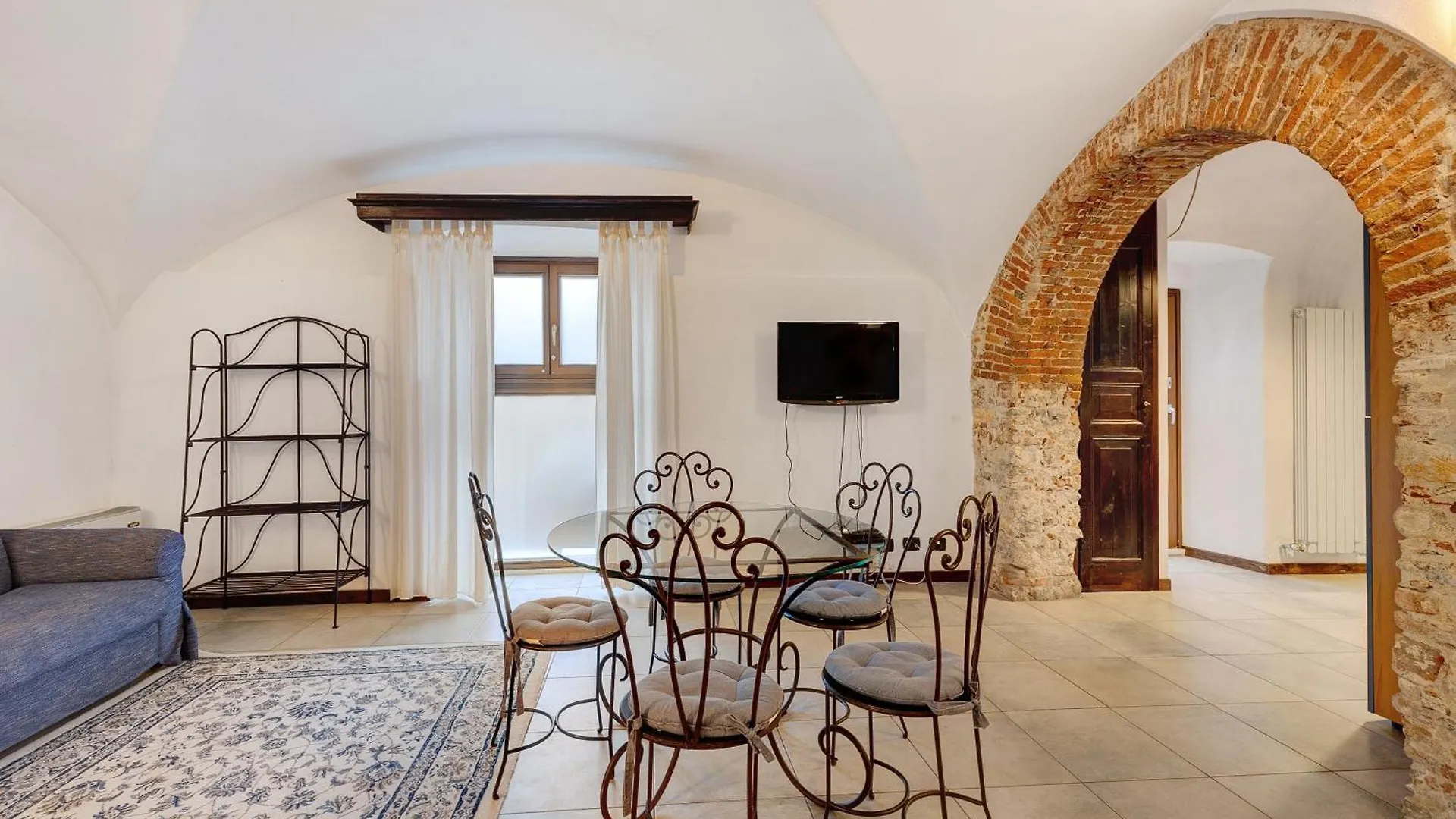 Appartamento In Villa Saccone Finale Ligure