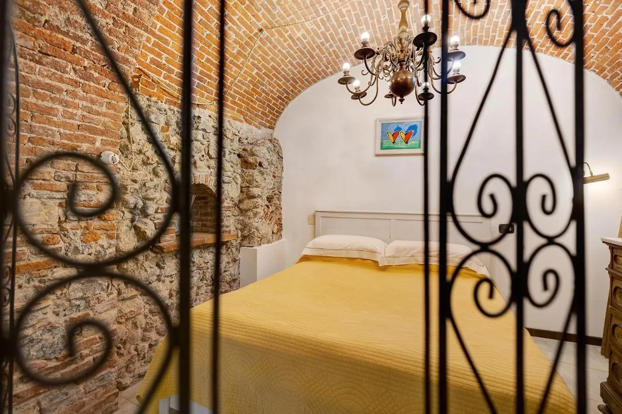 Apartment Appartamento In Villa Saccone Finale Ligure Italy