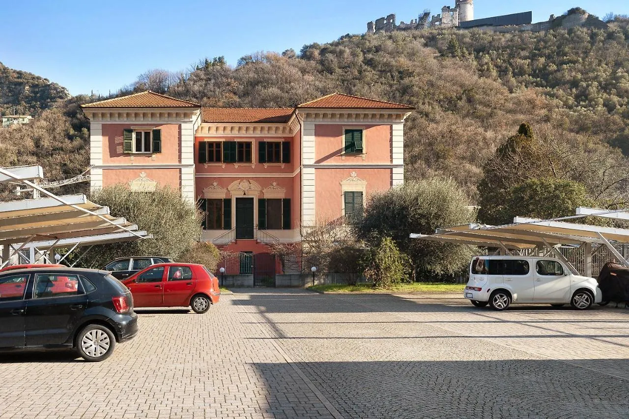 Appartamento In Villa Saccone Finale Ligure
